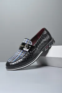 Mocasines negros trenzados para hombre con lengüeta de cuadros y hebilla dorada