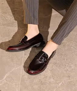 Detailansicht glänzender burgunderroter Lackleder-Loafer für Herren im Business-Stil