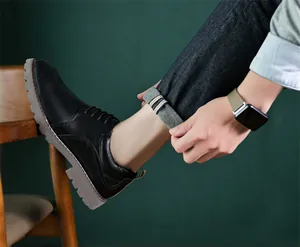 Nahaufnahme von schwarzen Vintage-Derby-Schuhen aus Leder für Herren mit Profilsohle.