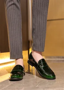 Detailansicht grüner Lackleder-Loafer für Herren mit glänzendem Farbverlauf-Finish