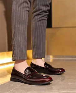 Detailansicht von burgunderroten Herren-Lack-Loafers kombiniert mit Streifenhose