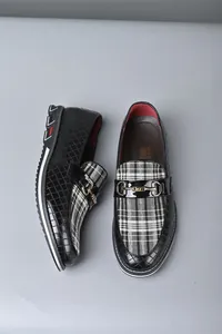 Vista superior de mocasines negros para hombre con patrón de cuadros y hebilla dorada