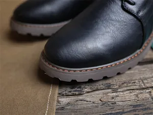 Nahaufnahme der schwarzen Vintage-Derby-Schuhe für Herren mit einer robusten Gummisohle