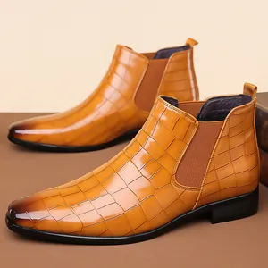 Vista dettagliata di stivali Chelsea in pelle marrone con elegante motivo a coccodrillo