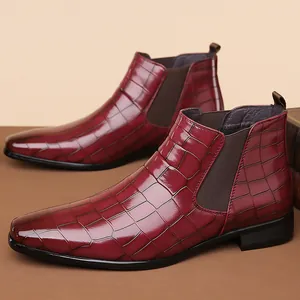 Vista dettagliata degli eleganti stivaletti Chelsea bordeaux da uomo con punta quadrata croco