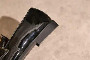 Makroansicht des glänzenden schwarzen Lackleders und Absatzdetails des Herrenschuhs.