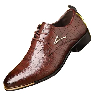 Klassische braune Herren-Business-Schuhe mit Krokoprägung und metallischem Detail