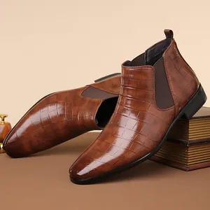Classici stivaletti Chelsea marroni da uomo con pregiata texture in pelle a coccodrillo