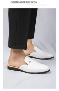 Detalle de mocasines blancos de cuero sin talón para hombre con emblema de metal