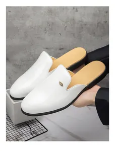 Primer plano de elegantes mocasines de cuero blanco brillante sin talón para hombre