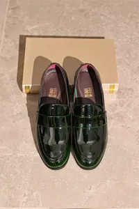 Detailansicht dunkelgrüner Lackleder-Loafer mit atmungsaktiver Sohle für Herren
