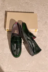 Detailansicht der dunkelgrünen glänzenden Leder-Loafer für Herren im britischen Business-Stil