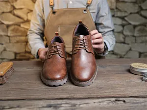 Klassische braune Leder Derby Schuhe für Herren mit einer robusten Gummisohle