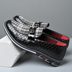 Elegantes mocasines negros para hombre con empeine de cuadros y detalles de hebilla dorada