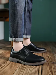 Nahaufnahme von klassischen schwarzen Derby-Lederschuhen für Herren mit grauer Profilsohle