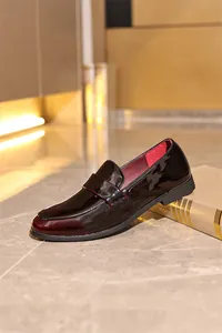 Detaillierte Nahaufnahme von Lackleder-Loafers mit weinrotem Farbverlauf für Herren
