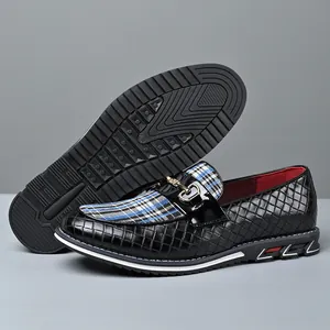 Mocasines negros para hombre con patrón de cuadros y detalle de hebilla