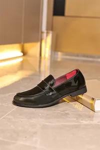 Detailansicht klassischer schwarzer Lackleder-Loafer für Herren mit rotem Innenfutter
