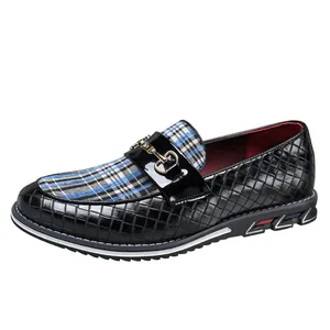 Mocasines negros clásicos para hombre con tela escocesa y detalle de bocado dorado