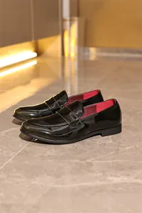 Detailansicht der glänzenden schwarzen Lack-Loafer für Herren mit rotem Innenfutter