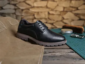 Nahaufnahme von schwarzen Vintage-Derby-Herrenschuhen mit robustem Leder und dicker Sohle.