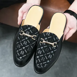 Mocasines destalonados para hombre en cuero negro con patrón de araña y hebilla