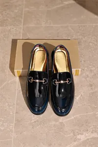 Detailansicht schwarze Lackleder-Loafer mit blauem Farbverlauf und Trensenverschluss