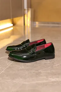 Detailansicht von grünen Lackleder-Loafers für Herren im klassischen Business-Stil