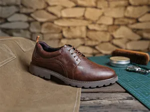 Detail eines braunen Vintage-Derby-Schuhs aus Leder mit robuster Profilsohle