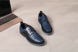 Dettaglio delle scarpe casual da uomo in pelle blu scuro e nero con lacci