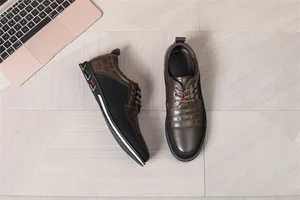 Vista dettagliata dall'alto e di lato di scarpe casual da uomo in pelle marrone su fondo legno