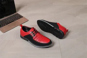 Dettaglio di scarpe casual da uomo in pelle rosse e nere con elegante motivo trapuntato