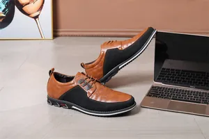 Vista dettagliata di scarpe casual da uomo in pelle marrone e nera con lacci classici