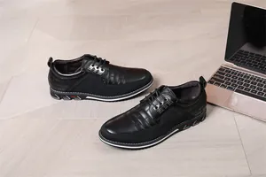 Vista professionale di scarpe casual in pelle nera da uomo con stringhe ed eleganti