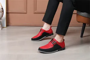 Primo piano di scarpe casual in pelle rossa e nera da uomo stringate con cuciture.
