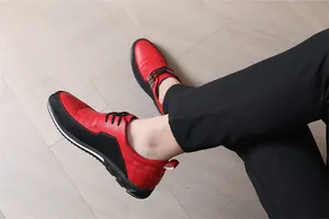 Dettaglio di scarpe casual da uomo in pelle rossa e nera con design stringato