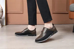 Primo piano di scarpe casual in pelle da uomo con pannelli marroni e neri