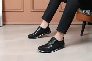 Vista laterale dettagliata di scarpe casual in pelle nera stringate per uomo eleganti