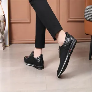 Vista laterale dettagliata di scarpe casual da uomo nere con striscia bianca sulla suola