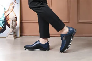 Vista laterale di scarpe casual da uomo blu navy e nere indossate in un ambiente interno