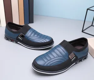 Detailansicht der blau-schwarzen Herren-Slipper mit gesteppten Einsätzen aus Kunstleder