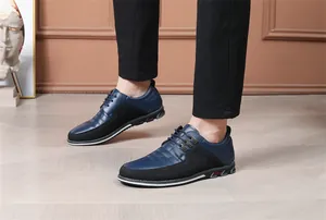 Primo piano di scarpe casual da uomo in pelle blu e nera stringate con trapuntatura.