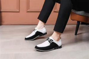 Primo piano di scarpe casual da uomo traspiranti in bianco e nero indossate con stile