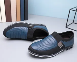 Details stilvoller blau-schwarzer Herren-Loafer zum Reinschlüpfen mit Metallschild.