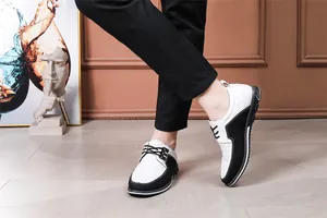 Dettaglio delle eleganti scarpe casual da uomo stringate in bianco e nero