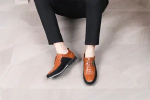 Primo piano di scarpe casual in pelle marrone e nera da uomo con stringhe