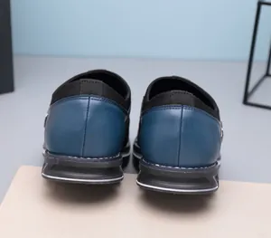 Detailansicht der Rückseite von dunkelblauen Herren-Loafers mit robuster Gummisohle