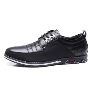 Scarpe casual da uomo in pelle nera con design stringato e accenti testurizzati
