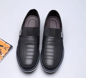 Detailansicht der schwarzen Herren-Slipper in Übergröße mit Ziernähten für Freizeit