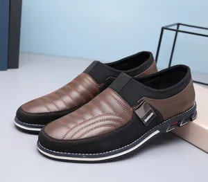 Detaillierte Ansicht der braun-schwarzen Herren-Slipper mit modischem Metallelement-Detail